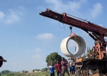 Haitianos colocarán alcantarillas de hormigón para conectar canal con río masacre.