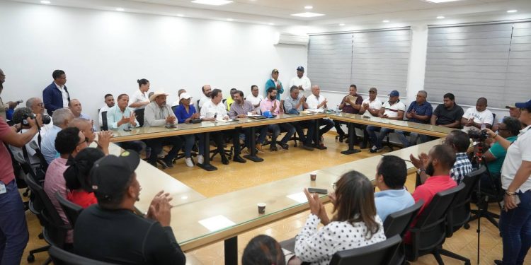 Ministro Ito Bisonó anuncia sesión permanente con comerciantes de la frontera *