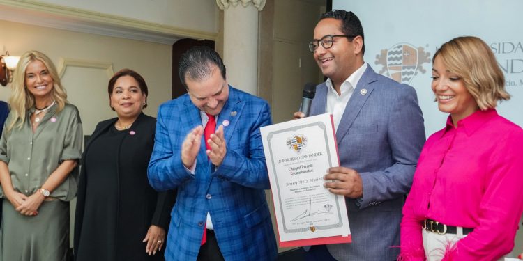 Universidad Santander de México donó 100,000 becas al Gobierno dominicano para diplomados en liderazgo