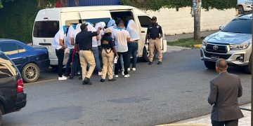 Fijan para este viernes conocimiento de coerción contra 23 jóvenes, acusados de presentar documentos falsos en Consulado de EEUU