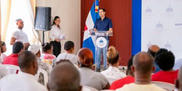 El Gobierno entrega bonos de emergencia a comerciantes de Elías Piña