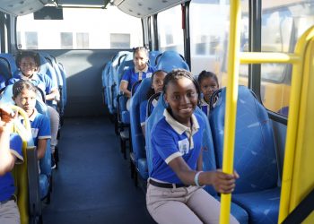 Sistema de Transporte Estudiantil (TRAE) alcanza el millón de estudiantes transportados.