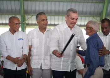 Gobierno entrega 690 títulos de propiedad a parceleros de Hondo Valle y Juan SantiagoHONDO VALLE.- La Unidad Técnica Ejecutora de Proyectos de Desarrollo Agroforestal (UTEPDA) junto a la Unidad Técnica Ejecutora de Titulación de Terrenos del Estado (UTECT) y el Instituto Agrario Dominicano (IAD), durante un acto encabezado por el presidente Luis Abinader, entregaron 690 títulos de propiedad a igual número de beneficiarios de los proyectos agroforestales de los municipios Hondo Valle y Juan Santiago en la provincia Elías Piña.El primer mandatario afirmó que, con esta entrega de certificados, el Gobiernos está llevando tranquilidad y seguridad a cada familia que hoy recibe los certificados de títulos, que los acredita propietarios legítimos de sus predios.Asimismo, señaló que con este título los beneficiarios podrán acceder al crédito e ir a un banco a solicitar financiamiento, ya que se convierten en entes de créditos,”al la Utepda, a la UTECT y al IAD les digo ¡MISIÓN CUMPLIDA!”.“Desde aquí desde Hondo Valle, como les dije hace un tiempo, vamos a producir alimentos para todo el país y especialmente para el desarrollo turístico que se está haciendo en Pedernales, ustedes puedan vender sus productos a precios justo sus productos para que puedan sostener a sus familias”, enfatizó.De su lado, el director ejecutivo de la UTEPDA, Eliferbo Herasme, durante su discurso de apertura en el acto, indicó que con esta entrega serán impactadas más de 3 mil habitantes de las citadas demarcaciones, con la finalidad de preservar el estado legal de los terrenos y poder así garantizarles estabilidad en los pueblos y que no sean víctimas de usureros y malhechores en un futuro.“Hoy logramos uno de los compromisos que más satisfacen a esta gestión de gobierno, pero de forma muy especial, porque es parte de una alianza estratégica con el Banco Interamericano de Desarrollo (BID), delegada bajo la responsabilidad de la UTEPDA, que además de proveer plantas de café, especies forestales, insumos agrícolas, incentivos, caminos, asistencia técnica, entre otros; hoy complementaremos con la entrega de títulos en honor al compromiso social y jurídico que ha propiciada esta gestión”, indicó Herasme.»Este plan de acción mancomunado hoy muestra sus frutos con el programa de entrega de estos titulos en Hondo Valle y Juan Santiago», manifestó.El titular de la Utepda detalló que dentro de los que hoy reciben sus certificados, 31 son casados, 68 mujeres solteras, 96 hombres solteros, mientras que 244 son de unión libre y 251 en copropiedad.Mientras que, el director ejecutivo de la UTECT, Duarte Méndez señaló que este proyecto de titulación beneficia a un total de 983 familias, propietarias de viviendas, solares y parcelas, de los sectores Barrera, 30 de Mayo, Barrio Lincoln, Boca de Botado, Los Guineos, Los Rincones, Pedregal, Cañada de Miguel, Cruce Arriba, El Chacha, Los los Boato, “a quienes les aseguramos hoy que por fin, ya son los propietarios legales y definitivos de sus viviendas, solares y parcelas”.“La firme convicción de que el gobierno del cambio que encabeza nuestro presidente Luis Abinader, es para mejorar la vida de todos los dominicanos, es por eso que hoy nos encontremos aquí entregándole sus certificados de títulos”, agregó.AgradecimientoEn nombre de los beneficiarios, la señora Quisqueya De Oleo Angomás agradeció al presidente Luis Abinader y demás instituciones que hicieron posible la entrega de los certificados de títulos a los productores de Hondo Valle y Juan Santiago.“Gracias por venir a Hondo Valle señor presidente a entregarnos los títulos, gracias por darle seguimiento al proyecto a través de la Utepda y las demás autoridades”, manifestó De Oleo Angomás regocijada al recibir su título.