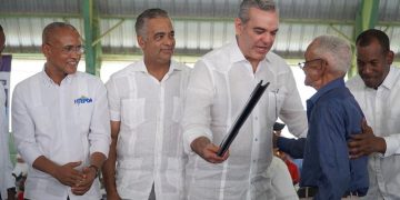 Gobierno entrega 690 títulos de propiedad a parceleros de Hondo Valle y Juan SantiagoHONDO VALLE.- La Unidad Técnica Ejecutora de Proyectos de Desarrollo Agroforestal (UTEPDA) junto a la Unidad Técnica Ejecutora de Titulación de Terrenos del Estado (UTECT) y el Instituto Agrario Dominicano (IAD), durante un acto encabezado por el presidente Luis Abinader, entregaron 690 títulos de propiedad a igual número de beneficiarios de los proyectos agroforestales de los municipios Hondo Valle y Juan Santiago en la provincia Elías Piña.El primer mandatario afirmó que, con esta entrega de certificados, el Gobiernos está llevando tranquilidad y seguridad a cada familia que hoy recibe los certificados de títulos, que los acredita propietarios legítimos de sus predios.Asimismo, señaló que con este título los beneficiarios podrán acceder al crédito e ir a un banco a solicitar financiamiento, ya que se convierten en entes de créditos,”al la Utepda, a la UTECT y al IAD les digo ¡MISIÓN CUMPLIDA!”.“Desde aquí desde Hondo Valle, como les dije hace un tiempo, vamos a producir alimentos para todo el país y especialmente para el desarrollo turístico que se está haciendo en Pedernales, ustedes puedan vender sus productos a precios justo sus productos para que puedan sostener a sus familias”, enfatizó.De su lado, el director ejecutivo de la UTEPDA, Eliferbo Herasme, durante su discurso de apertura en el acto, indicó que con esta entrega serán impactadas más de 3 mil habitantes de las citadas demarcaciones, con la finalidad de preservar el estado legal de los terrenos y poder así garantizarles estabilidad en los pueblos y que no sean víctimas de usureros y malhechores en un futuro.“Hoy logramos uno de los compromisos que más satisfacen a esta gestión de gobierno, pero de forma muy especial, porque es parte de una alianza estratégica con el Banco Interamericano de Desarrollo (BID), delegada bajo la responsabilidad de la UTEPDA, que además de proveer plantas de café, especies forestales, insumos agrícolas, incentivos, caminos, asistencia técnica, entre otros; hoy complementaremos con la entrega de títulos en honor al compromiso social y jurídico que ha propiciada esta gestión”, indicó Herasme.»Este plan de acción mancomunado hoy muestra sus frutos con el programa de entrega de estos titulos en Hondo Valle y Juan Santiago», manifestó.El titular de la Utepda detalló que dentro de los que hoy reciben sus certificados, 31 son casados, 68 mujeres solteras, 96 hombres solteros, mientras que 244 son de unión libre y 251 en copropiedad.Mientras que, el director ejecutivo de la UTECT, Duarte Méndez señaló que este proyecto de titulación beneficia a un total de 983 familias, propietarias de viviendas, solares y parcelas, de los sectores Barrera, 30 de Mayo, Barrio Lincoln, Boca de Botado, Los Guineos, Los Rincones, Pedregal, Cañada de Miguel, Cruce Arriba, El Chacha, Los los Boato, “a quienes les aseguramos hoy que por fin, ya son los propietarios legales y definitivos de sus viviendas, solares y parcelas”.“La firme convicción de que el gobierno del cambio que encabeza nuestro presidente Luis Abinader, es para mejorar la vida de todos los dominicanos, es por eso que hoy nos encontremos aquí entregándole sus certificados de títulos”, agregó.AgradecimientoEn nombre de los beneficiarios, la señora Quisqueya De Oleo Angomás agradeció al presidente Luis Abinader y demás instituciones que hicieron posible la entrega de los certificados de títulos a los productores de Hondo Valle y Juan Santiago.“Gracias por venir a Hondo Valle señor presidente a entregarnos los títulos, gracias por darle seguimiento al proyecto a través de la Utepda y las demás autoridades”, manifestó De Oleo Angomás regocijada al recibir su título.