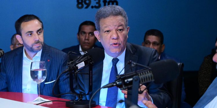 Leonel advierte se llevará al TC la ley que permitió a Abinader firmar el contrato de Aerodom sin transparencia