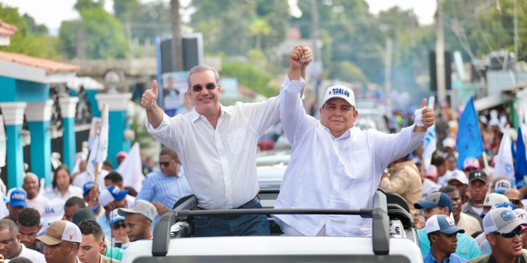 Azuanos Reciben con Entusiasmo A Luis Abinader