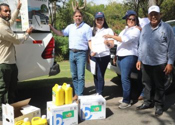 Delegación Multinacional Trabaja Para Erradicar la Mosca del Mediterráneo
