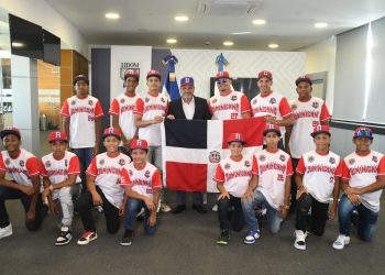 Comisionado entrega bandera equipo RD irá a Clasificatorio Serie Mundial Cal Ripken