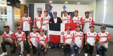 Comisionado entrega bandera equipo RD irá a Clasificatorio Serie Mundial Cal Ripken
