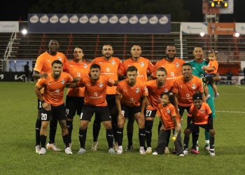 Cibao FC vence a Delfines del Este en inicio de la LDF; Raquel Peña realiza saque de honor