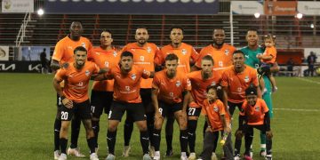 Cibao FC vence a Delfines del Este en inicio de la LDF; Raquel Peña realiza saque de honor