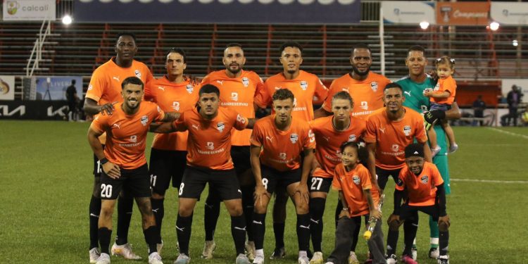 Cibao FC vence a Delfines del Este en inicio de la LDF; Raquel Peña realiza saque de honor