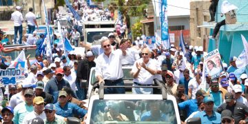 Abinader encabeza  caravana en Esperanza, Valverde para consolidar triunfo