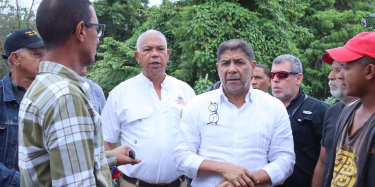 Limber Cruz, Ministro de Agricultura, auxilia productores línea Noroeste luego de tornado.