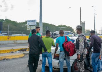 Ciudadanos tratan de impiden labor de agentes de Migración, los agreden física y verbalmente .