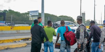 Ciudadanos tratan de impiden labor de agentes de Migración, los agreden física y verbalmente .