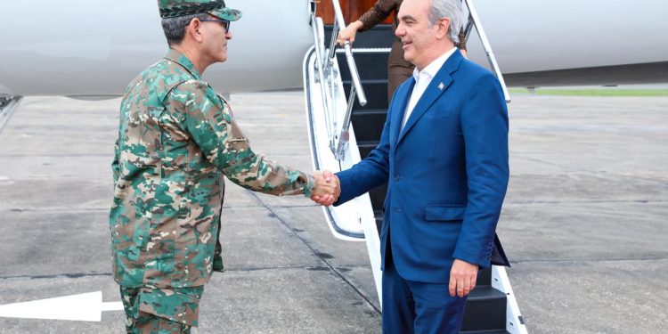Abinader regresa tras viaje oficial a Europa