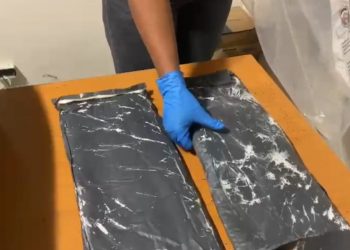 APRESAN MUJER VIAJARÍA A ESPAÑA CON DOS LÁMINAS  SE PRESUME COCAÍNA ESCONDIDAS EN EQUIPAJE