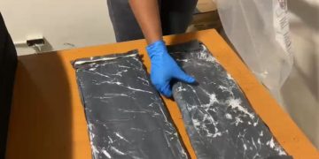 APRESAN MUJER VIAJARÍA A ESPAÑA CON DOS LÁMINAS  SE PRESUME COCAÍNA ESCONDIDAS EN EQUIPAJE