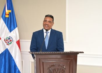 Senado reconoce trayectorias de los humoristas Miguel Céspedes y Raymond Pozo