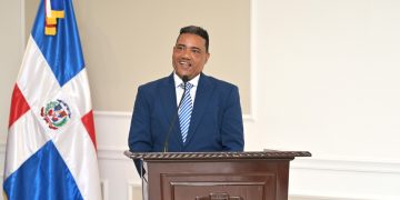 Senado reconoce trayectorias de los humoristas Miguel Céspedes y Raymond Pozo