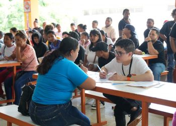 Cientos acuden a feria de empleo en Zona Franca Esperanza de Valverde