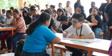 Cientos acuden a feria de empleo en Zona Franca Esperanza de Valverde