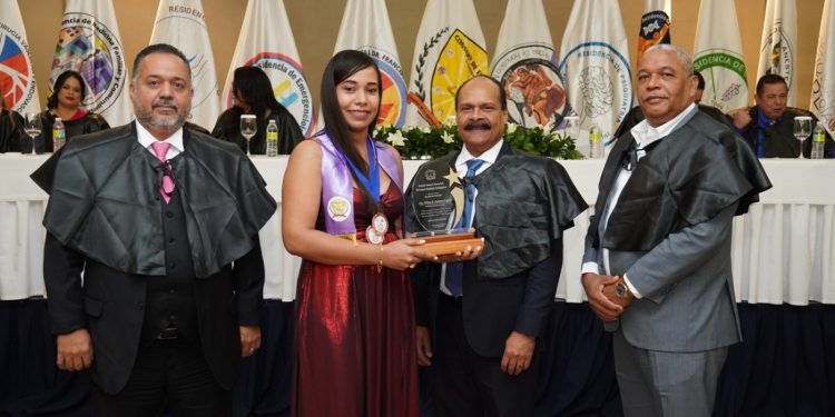 Moscoso Puello certifica 77 especialistas