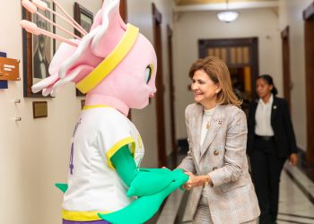 Raquel Peña recibe a Taní; mascota de la Copa Mundial Femenina Sub-17
