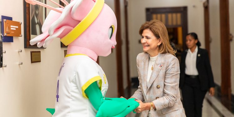 Raquel Peña recibe a Taní; mascota de la Copa Mundial Femenina Sub-17