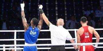 Boxeador dominicano Cristian Pinales avanza a octavos de final tras vencer a tailandés