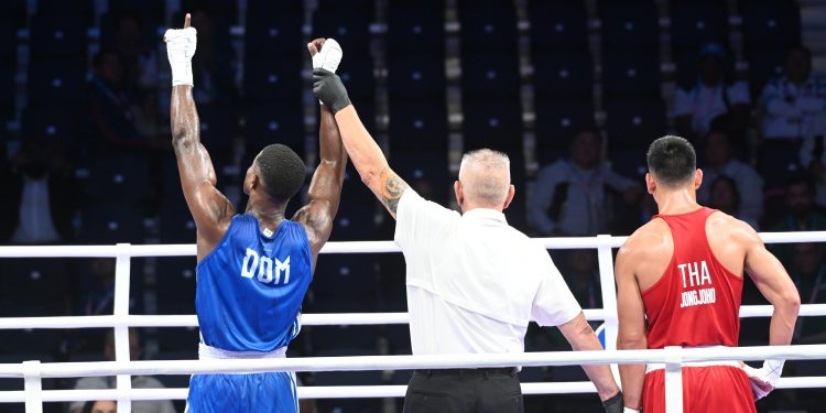 Boxeador dominicano Cristian Pinales avanza a octavos de final tras vencer a tailandés
