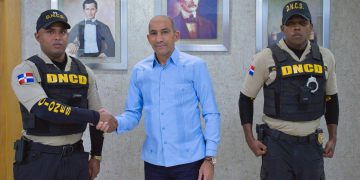 PRESIDENTE DNCD RECIBE AGENTES RECHAZARON SOBORNO EN JARABACOA; DICE ACTUACIÓN ENALTECE INSTITUCIÓN