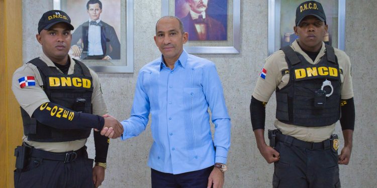 PRESIDENTE DNCD RECIBE AGENTES RECHAZARON SOBORNO EN JARABACOA; DICE ACTUACIÓN ENALTECE INSTITUCIÓN
