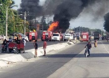 28 unidades de emergencias asisten explosión de camión de gas en La Vega