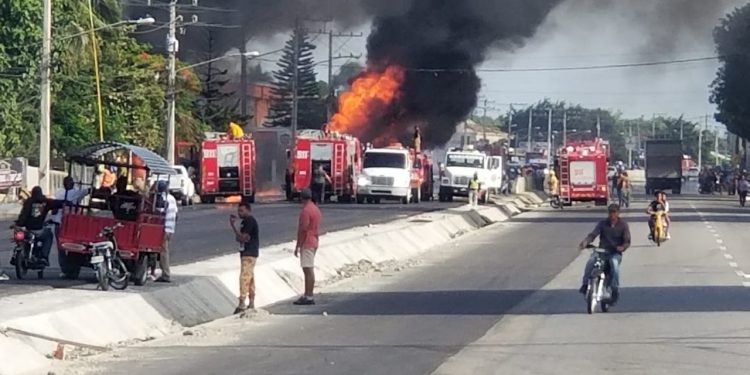 28 unidades de emergencias asisten explosión de camión de gas en La Vega