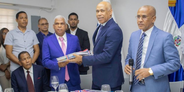 Viceministro de Recursos Forestales juramenta a Frank Alejandro Herasme como nuevo director ejecutivo de UTEPDA