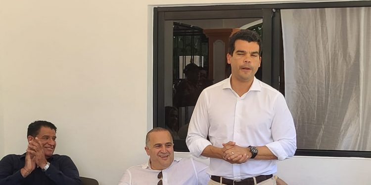 Wellington Arnaud visita María Trinidad Sánchez para priorizar obras.