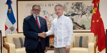 Director General de Desarrollo de la Comunidad Modesto Guzmán, se reunió con el embajador de  China, donde acordaron trabajar en favor de los residentes en comunidades vulnerables