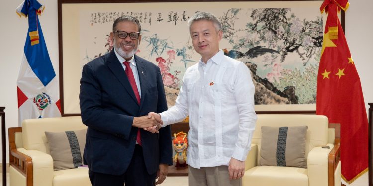 Director General de Desarrollo de la Comunidad Modesto Guzmán, se reunió con el embajador de  China, donde acordaron trabajar en favor de los residentes en comunidades vulnerables