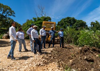 Director de UTEPDA supervisa caminos interparcelarios de Barahona e Independencia