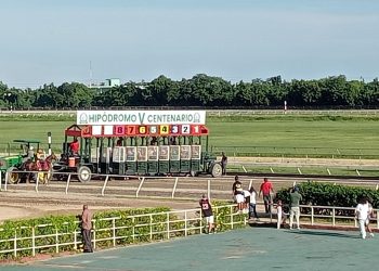 Niños apuestan en Hipódromo V Centenario
