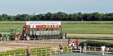 Niños apuestan en Hipódromo V Centenario