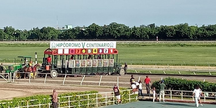 Niños apuestan en Hipódromo V Centenario