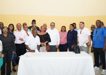 Director Desarrollo de la Comunidad escucha necesidades de residentes SDE