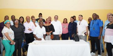 Director Desarrollo de la Comunidad escucha necesidades de residentes SDE