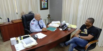 Logan Jiménez, visita al coronel José Ramón Reyes Suárez, director de las Escuelas Vocacionales de las FFFAA y PN