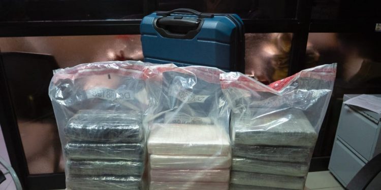BUSCAN DOMINICO-ESPAÑOL ABANDONÓ MALETA EN EL AILA CON 15 PAQUETES DE COCAÍNA
