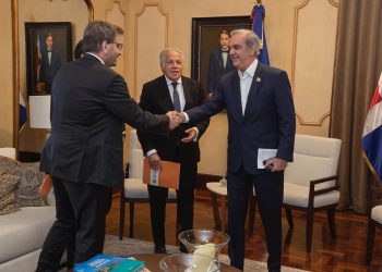 Abinader recibe en Palacio al secretario general de la OEA, Luis Almagro