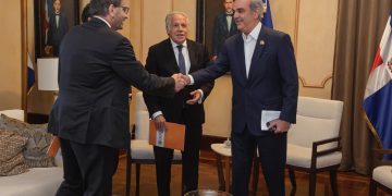 Abinader recibe en Palacio al secretario general de la OEA, Luis Almagro